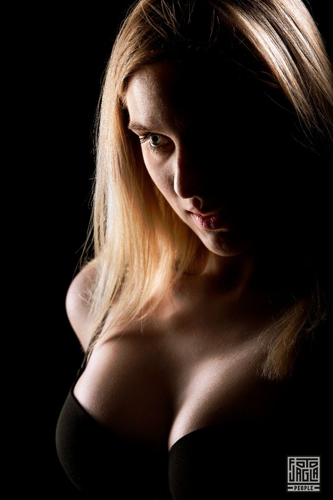 Sexy Portrait einer blonden Frau
LowKey Studioaufnahme
Model: Lou