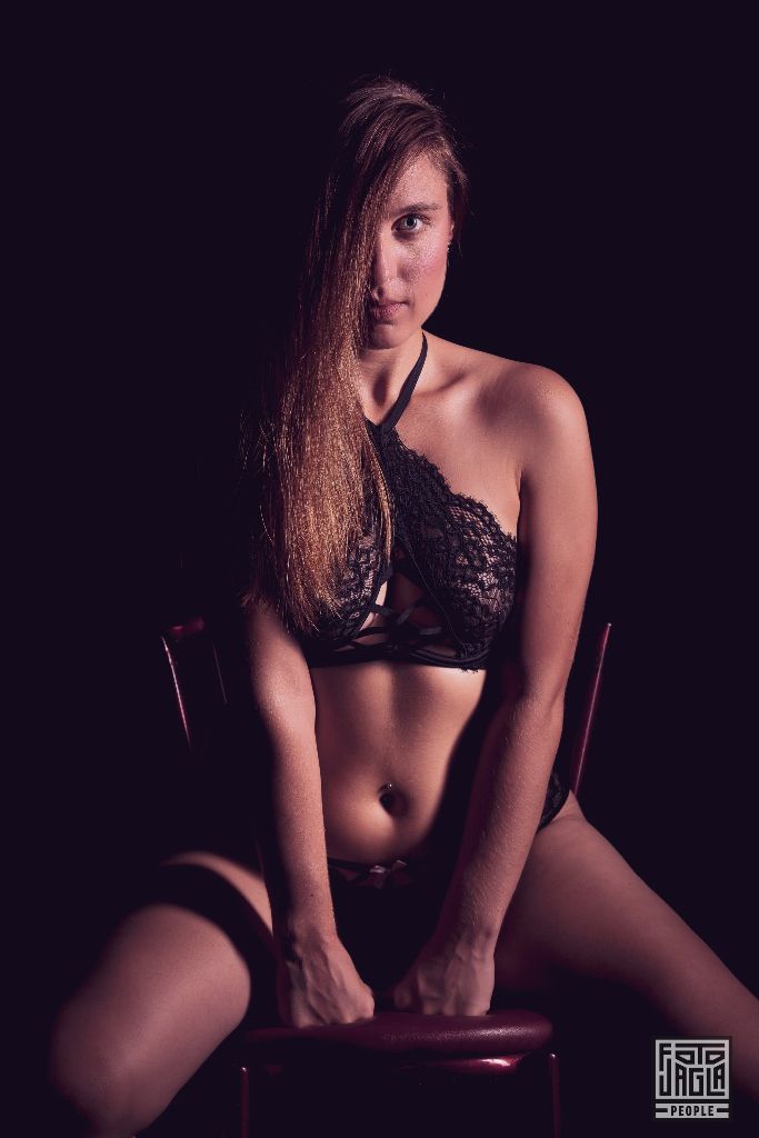 Sexy Low-Key Fotoshooting mit Model Lou
Erotische Studioaufnahme