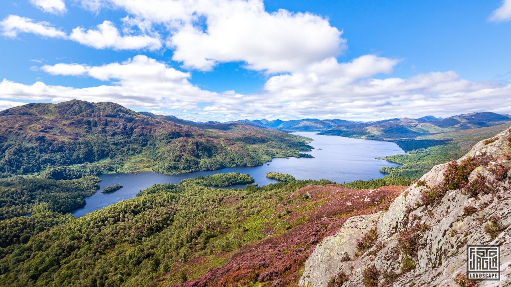 Sicht vom Ben A'an �ber Loch Katrine und Loch Achray
Loch Lomond and The Trossachs National Park
Schottland - September 2020