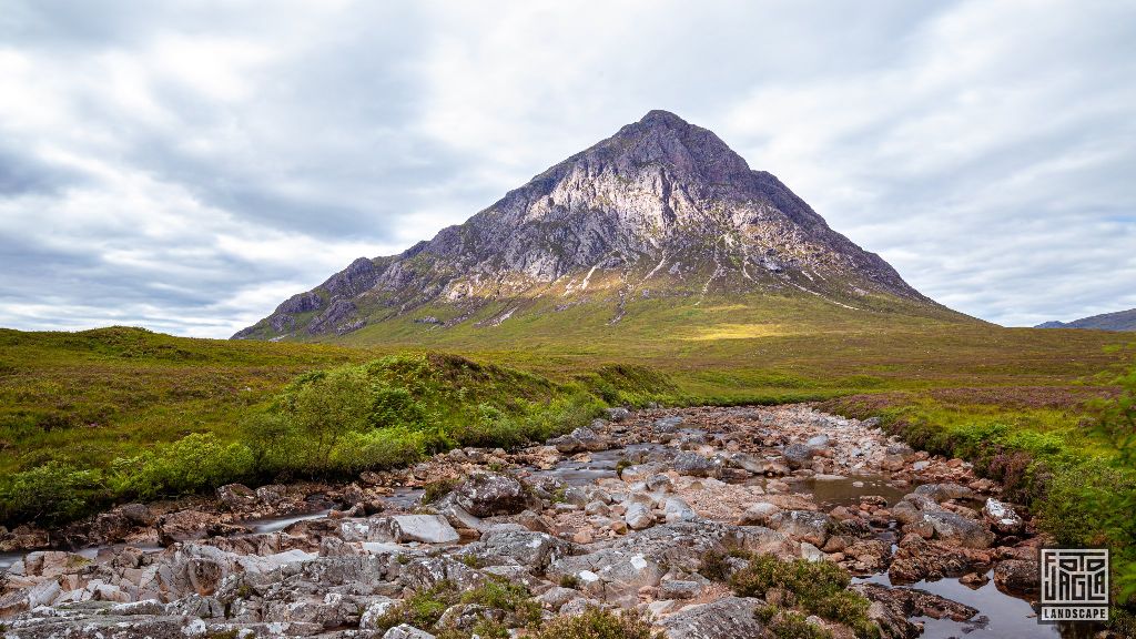 Buachaille Etive M�r mit Sicht auf Etive Mountain am Fluss Coupall
Schottland - September 2020