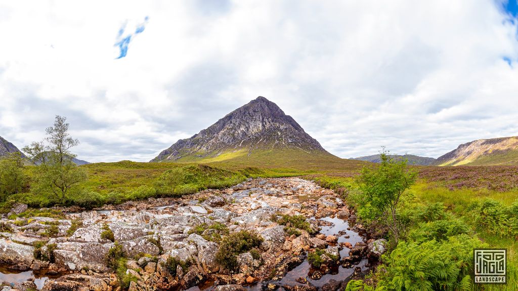 Buachaille Etive M�r mit Sicht auf Etive Mountain am Fluss Coupall
Schottland - September 2020