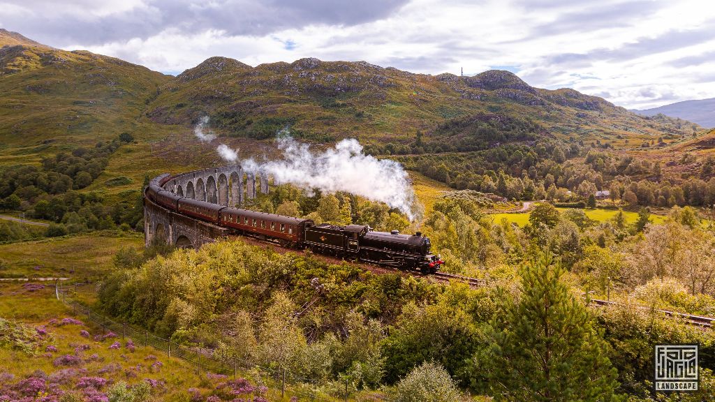 Glenfinnan Viaduct - Jacobite Steam Train auf der West Highland Line
Besser bekannt als die Harry Potter Eisenbahn 