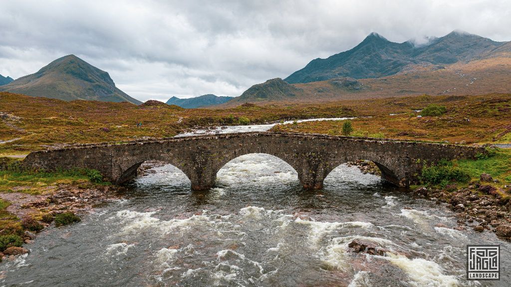 The Sligachan Old Bridge
Alte Steinbr�cke vor den Black Cuillin Mountains (Isle of Skye)
Schottland - September 2020