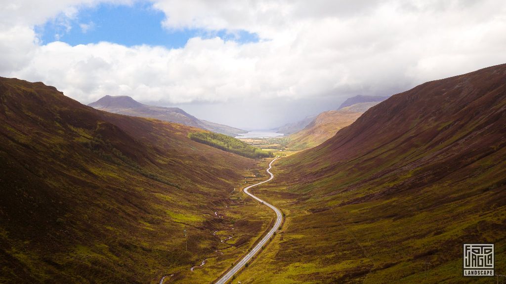 Glen Docherty Viewpoint
Drohnenaufnahme mit Blick auf Letterewe Estate and Loch Maree
Schottland - September 2020