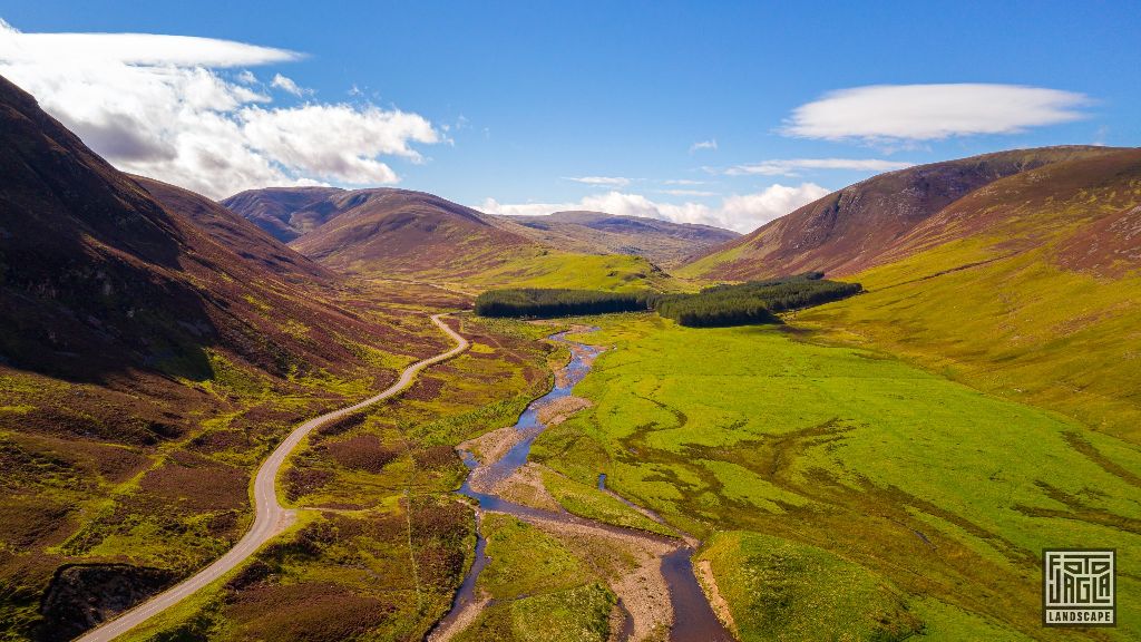 Drohnenaufnahme entlang des Clunie Water und der Old Military Rd
Schottland - September 2020
