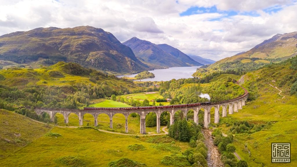 Glenfinnan Viaduct - Jacobite Steam Train auf der West Highland Line
Besser bekannt als die Harry Potter Eisenbahn 