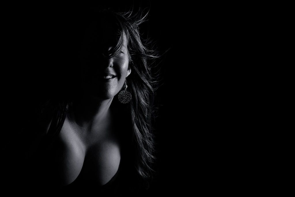 Low-Key Portrait Shooting mit Nikolina
Studioaufnahme in schwarz-wei�