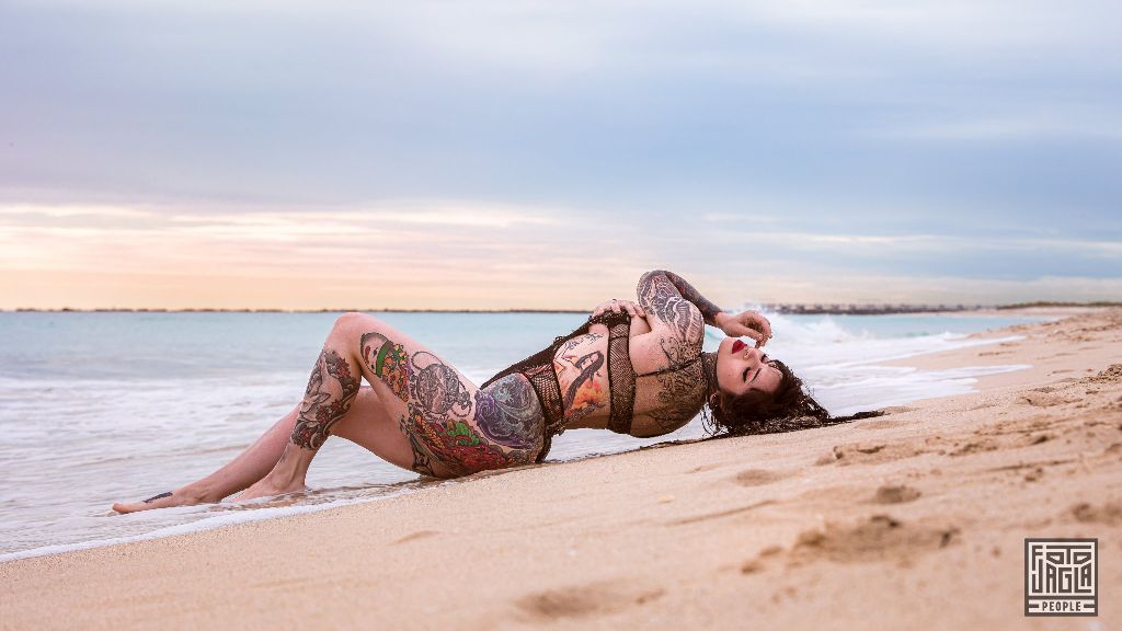Pandora LeTrain am South Beach in Miami
Sexy Strand Shooting im Badeanzug mit dem Tattoo-Model
