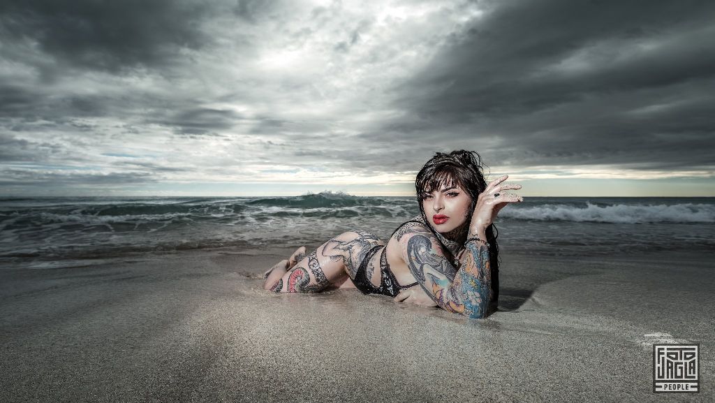 Pandora LeTrain am South Beach in Miami
Sexy Strand Shooting im Badeanzug mit dem Tattoo-Model