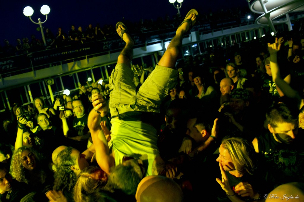 70000 Tons of Metal 2012 ::. Miami, Florida ::. Crowd @ Overkill