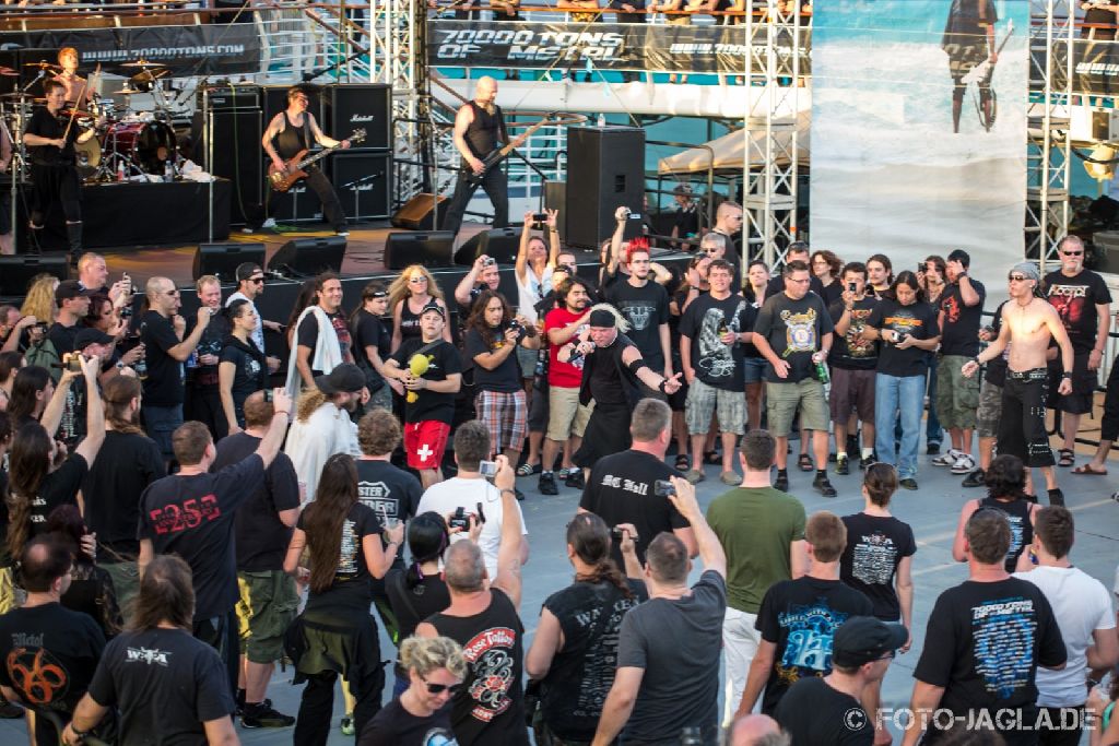 70000 Tons of Metal 2013 ::. Circlepit @ Subway to Sally ::. http://www.foto-jagla.de