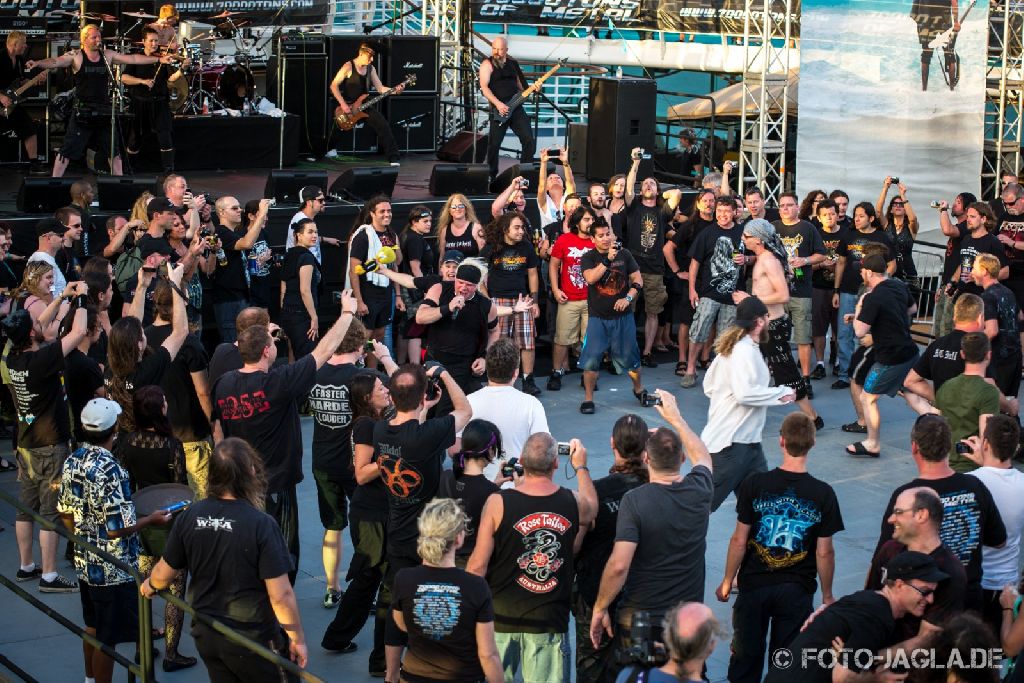 70000 Tons of Metal 2013 ::. Circlepit @ Subway to Sally ::. http://www.foto-jagla.de