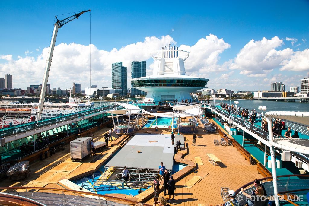 70000 Tons of Metal 2014 ::. Aufbau Pooldeck-B�hne