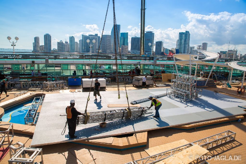 70000 Tons of Metal 2014 ::. Aufbau Pooldeck-B�hne