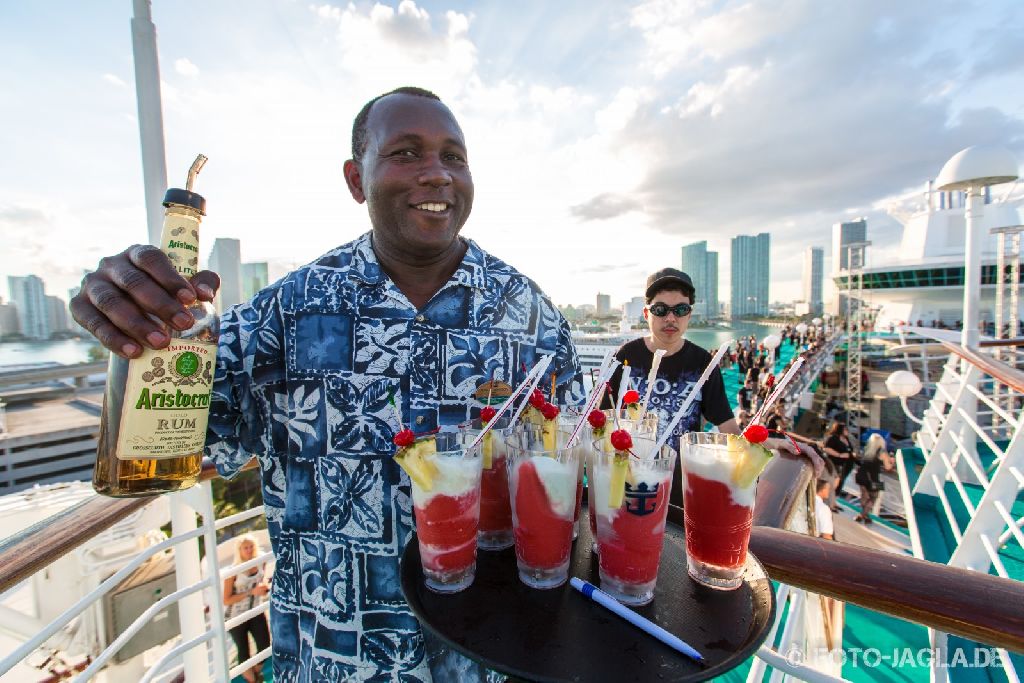 70000 Tons of Metal 2014 ::. Waiter bringt einige Erfrischungsgetr�nke